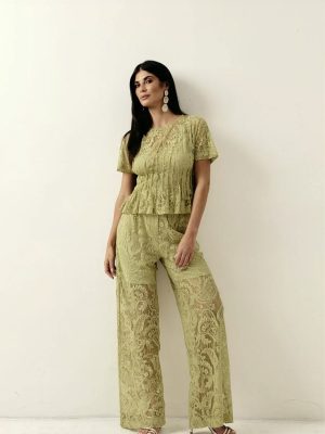 Conjunto renda com nervura e calça com pregas